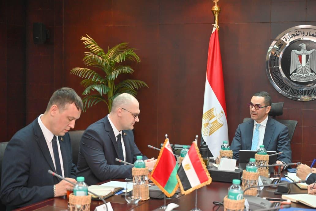 وزير الاستثمار يجتمع مع سفير جمهورية بيلاروسيا