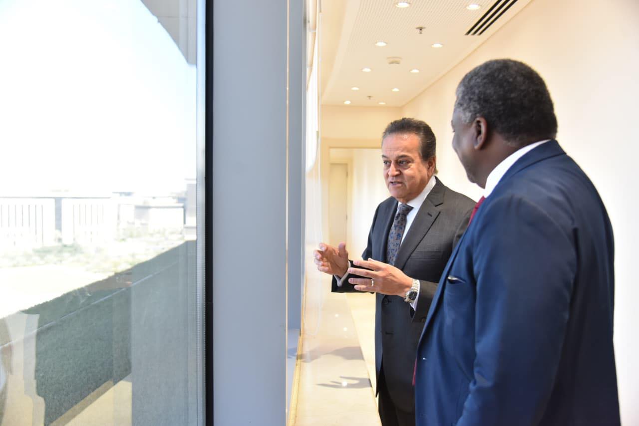 الدكتور خالد عبدالغفار يلتقي وزير صحة جامبيا