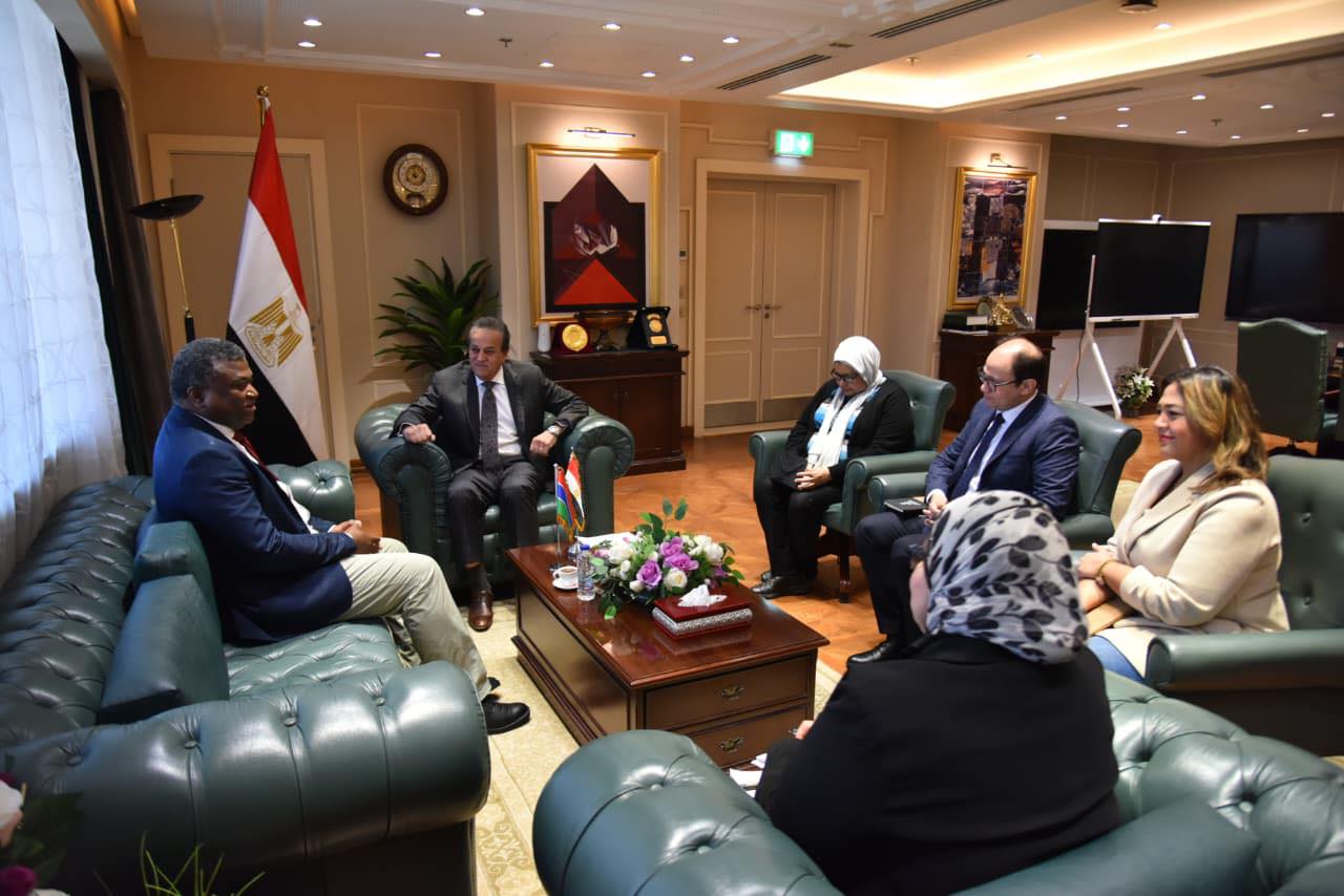 الدكتور خالد عبدالغفار يلتقي وزير صحة جامبيا