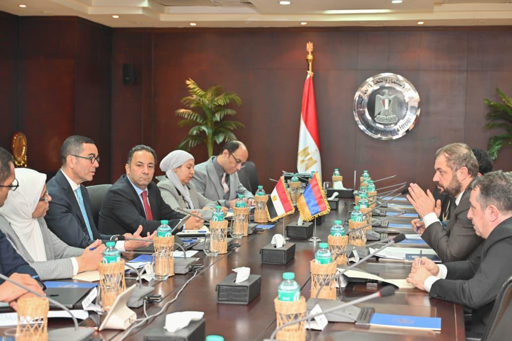 وزير الاستثمار يستقبل وزير الاقتصاد بجمهورية أرمينيا