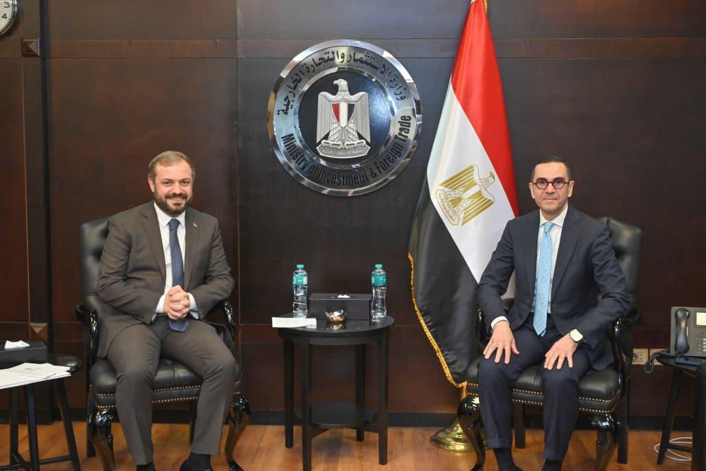 وزير الاستثمار يستقبل وزير الاقتصاد بجمهورية أرمينيا