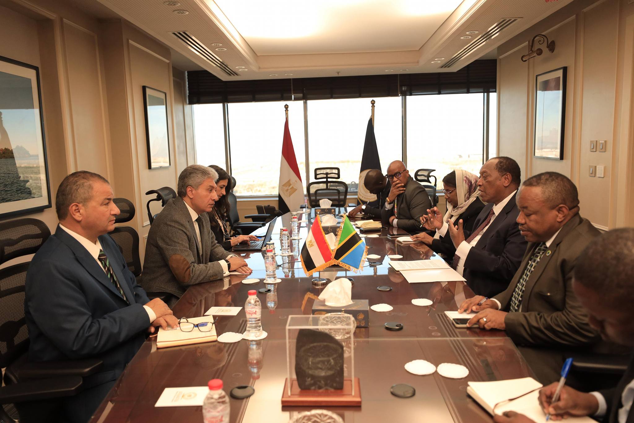 وزير السياحة يجتمع مع وزير الإعلام والثقافة والفنون التنزاني