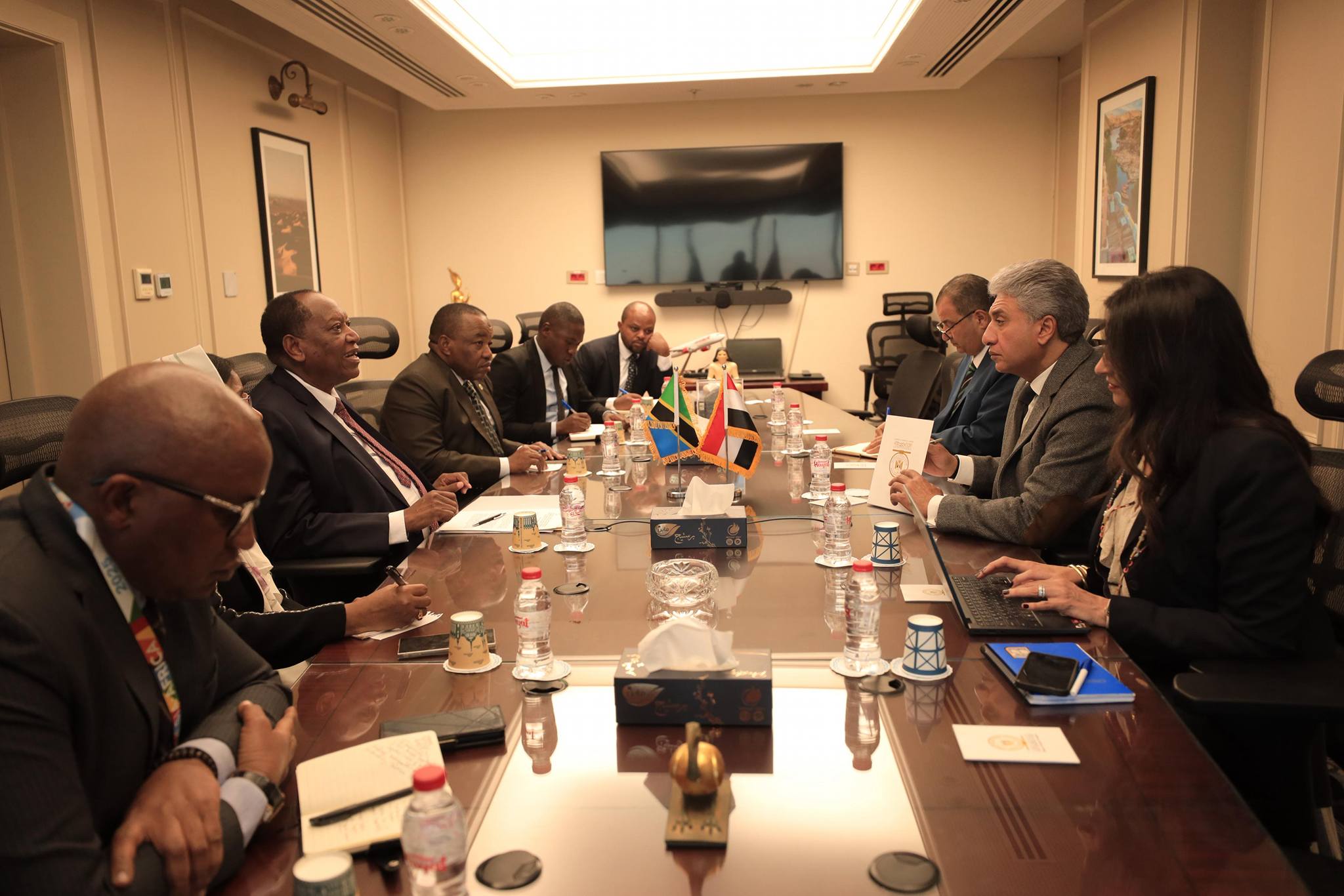 وزير السياحة يجتمع مع وزير الإعلام والثقافة والفنون التنزاني