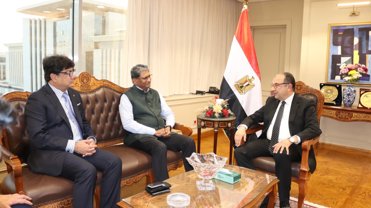 وزير قطاع الأعمال العام يجتمع مع سفير الهند 