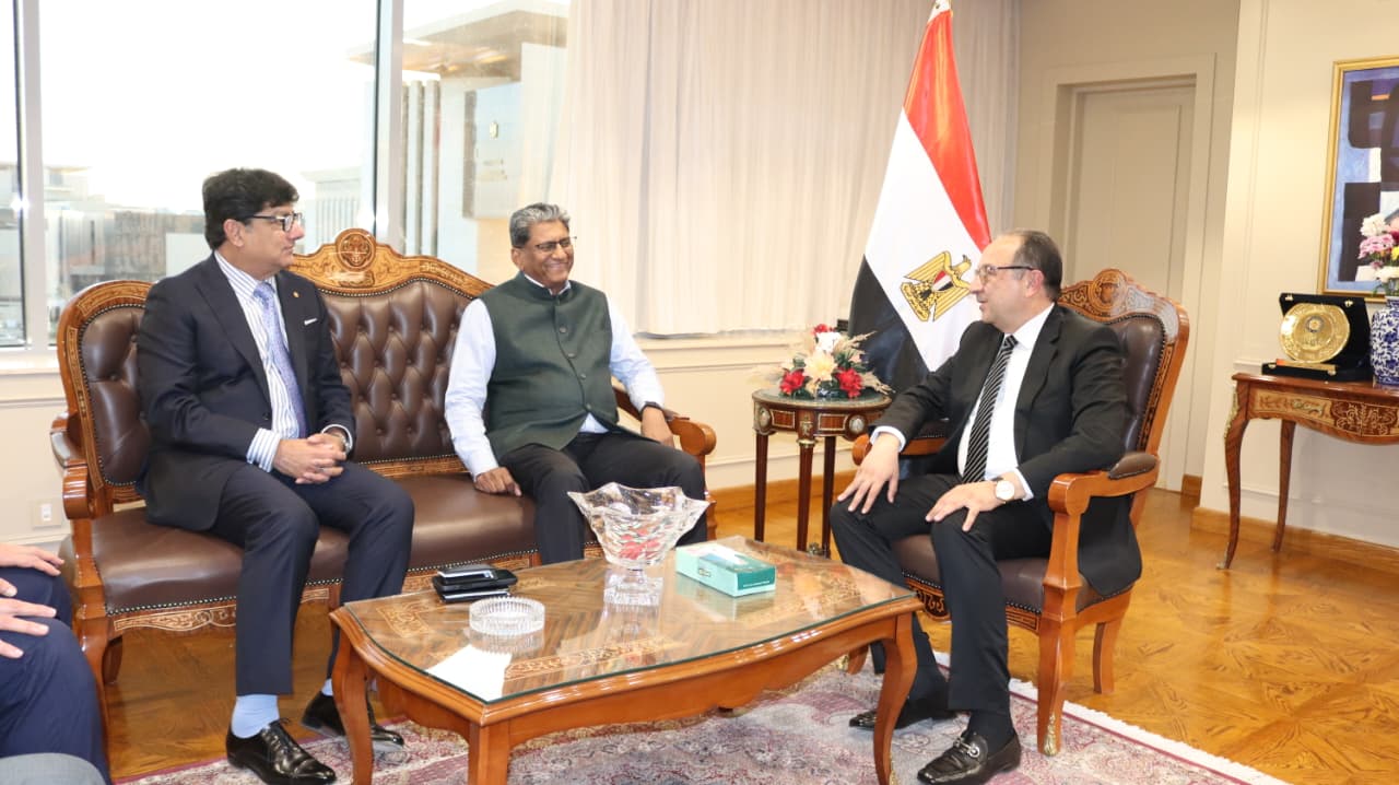 وزير قطاع الأعمال العام يجتمع مع سفير الهند 