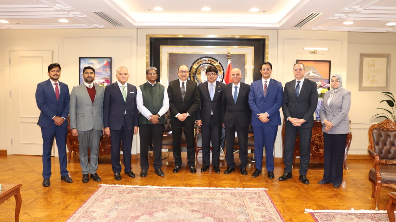 وزير قطاع الأعمال العام يجتمع مع سفير الهند 