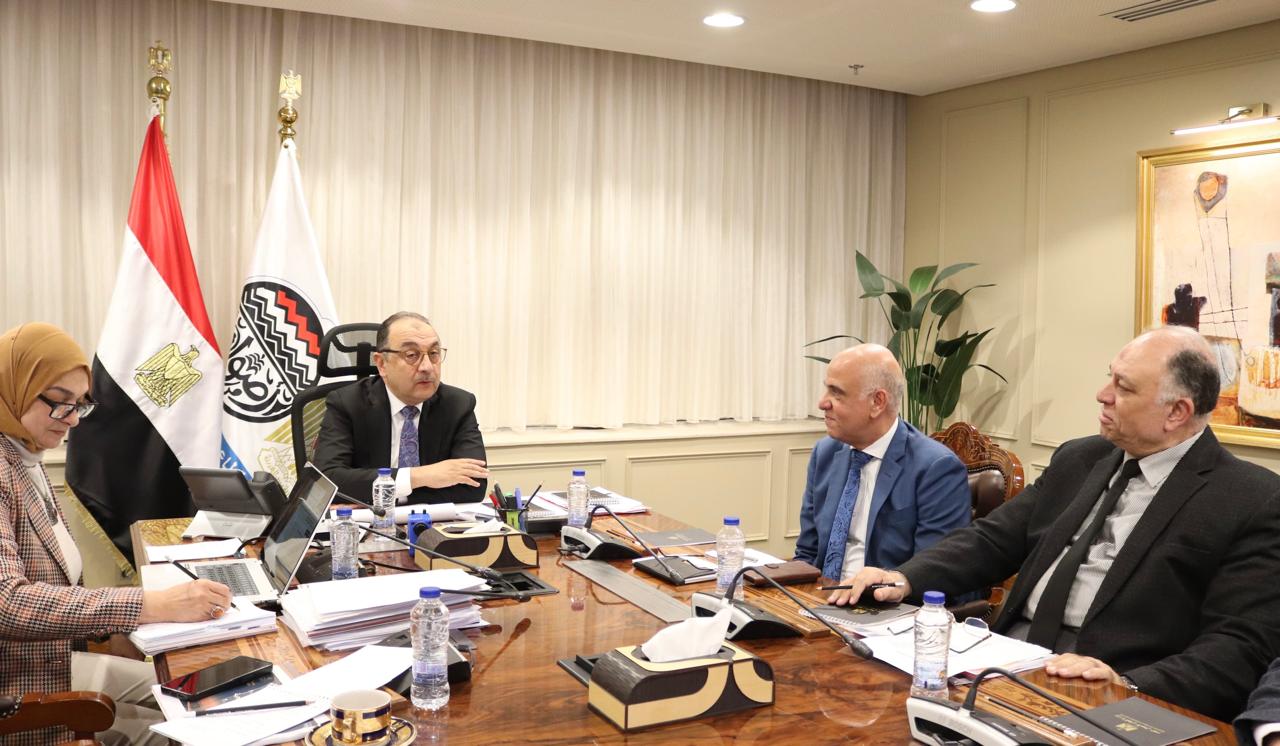 وزير قطاع الأعمال يجتمع بمجلس إدارة مصر للسياحة