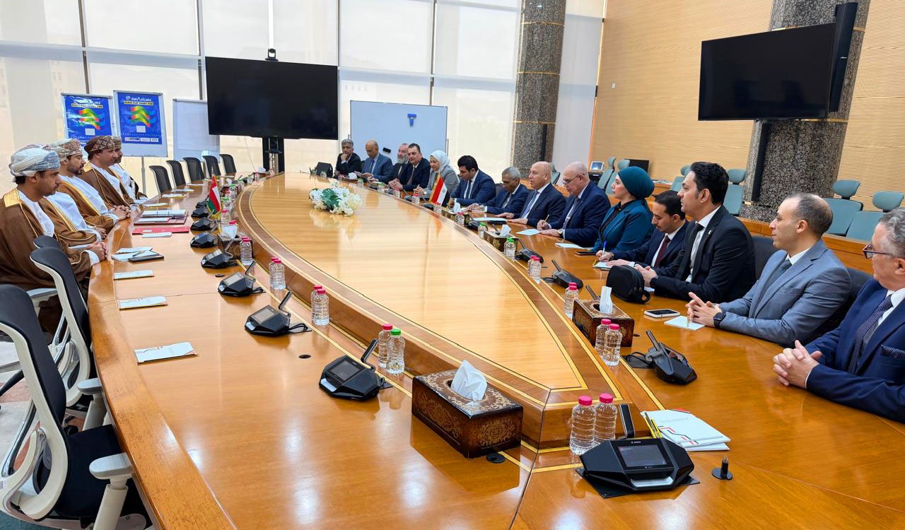 الوزير يجتمع مع وزير التجارة والصناعة وترويج الاستثمار العماني