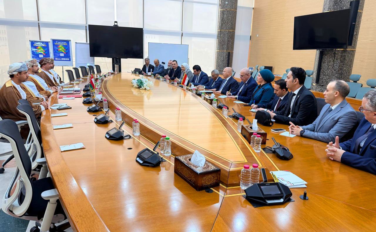 الوزير يجتمع مع وزير التجارة والصناعة وترويج الاستثمار العماني