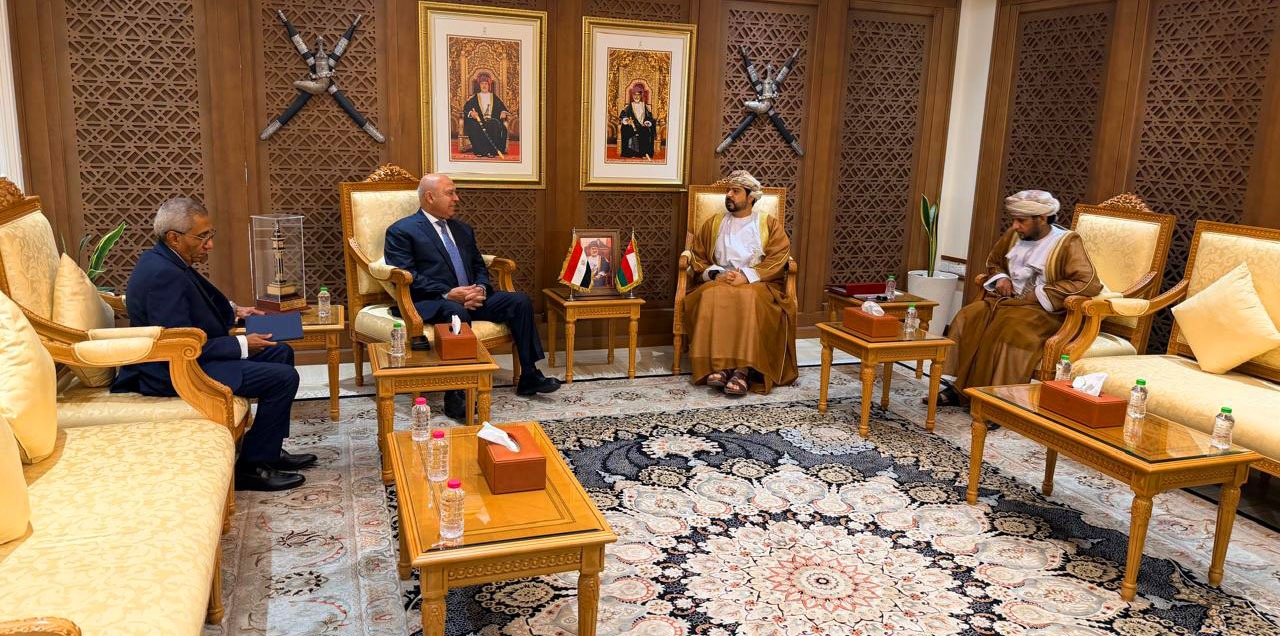 الوزير يجتمع مع وزير التجارة والصناعة وترويج الاستثمار العماني