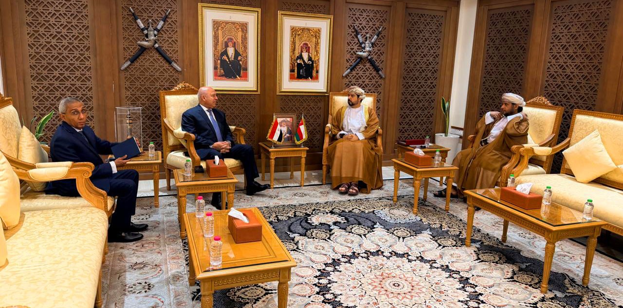 الوزير يجتمع مع وزير التجارة والصناعة وترويج الاستثمار العماني