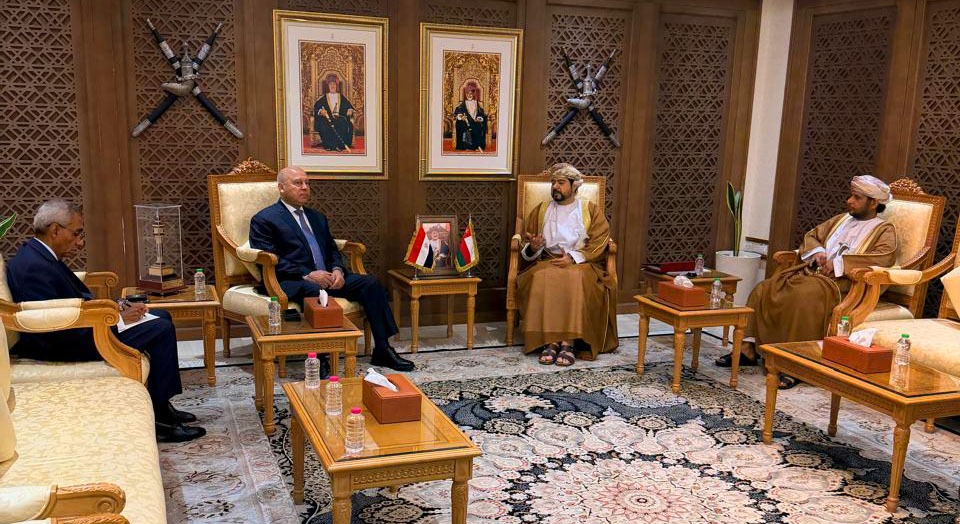 الوزير يجتمع مع وزير التجارة والصناعة وترويج الاستثمار العماني