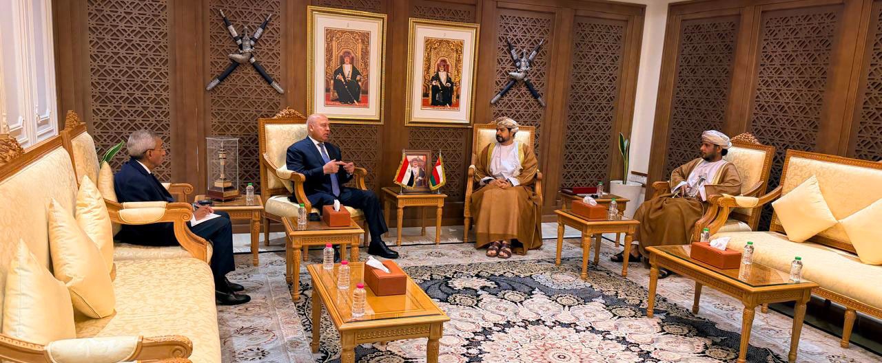 الوزير يجتمع مع وزير التجارة والصناعة وترويج الاستثمار العماني