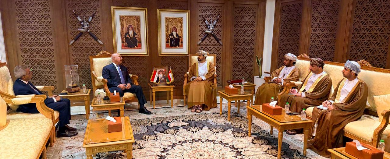 الوزير يجتمع مع وزير التجارة والصناعة وترويج الاستثمار العماني