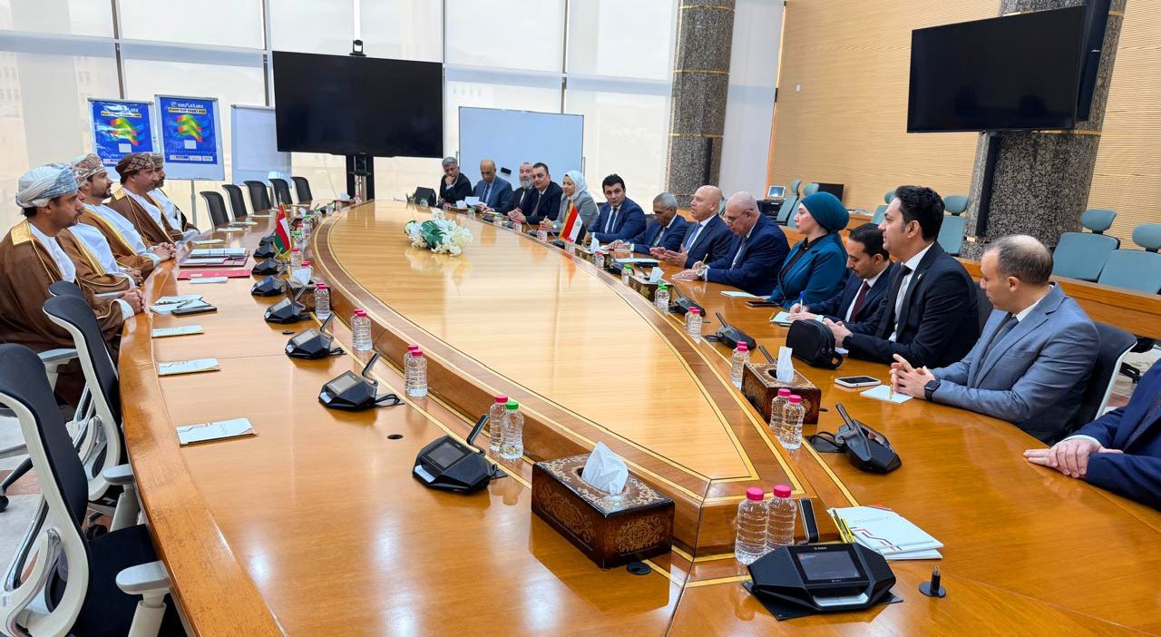 الوزير يجتمع مع وزير التجارة والصناعة وترويج الاستثمار العماني