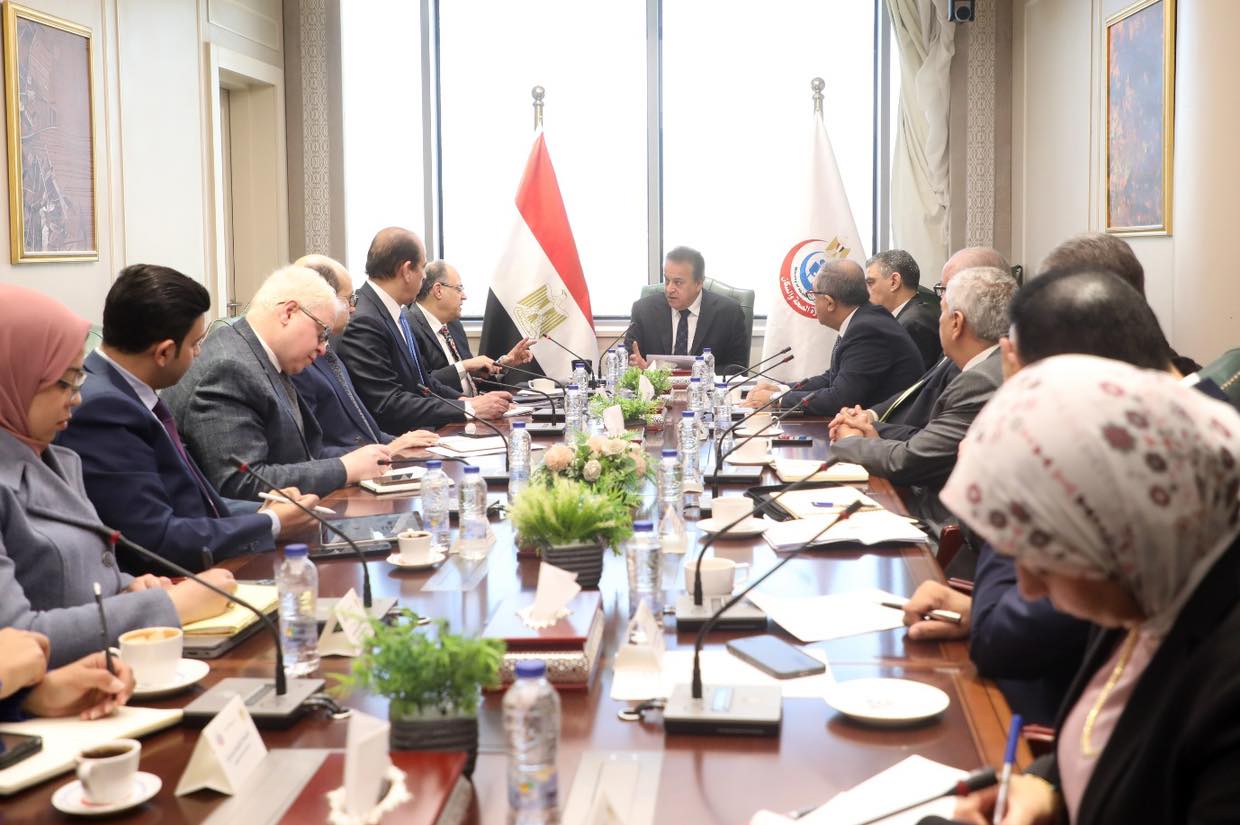 اجتماع وزير الصحة لدعم وتمكين توطين الصناعات الدوائية بمصر