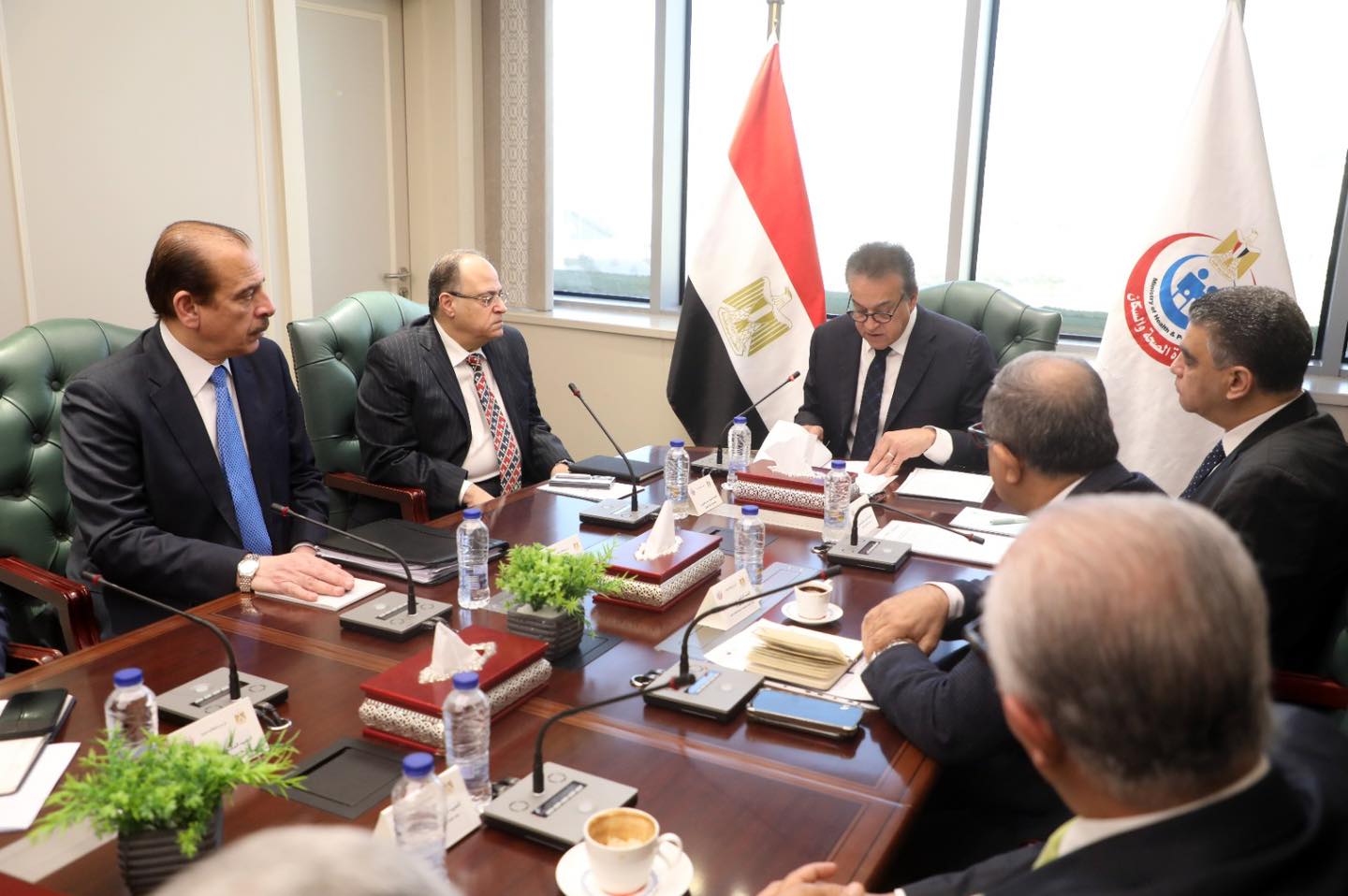 اجتماع وزير الصحة لدعم وتمكين توطين الصناعات الدوائية بمصر