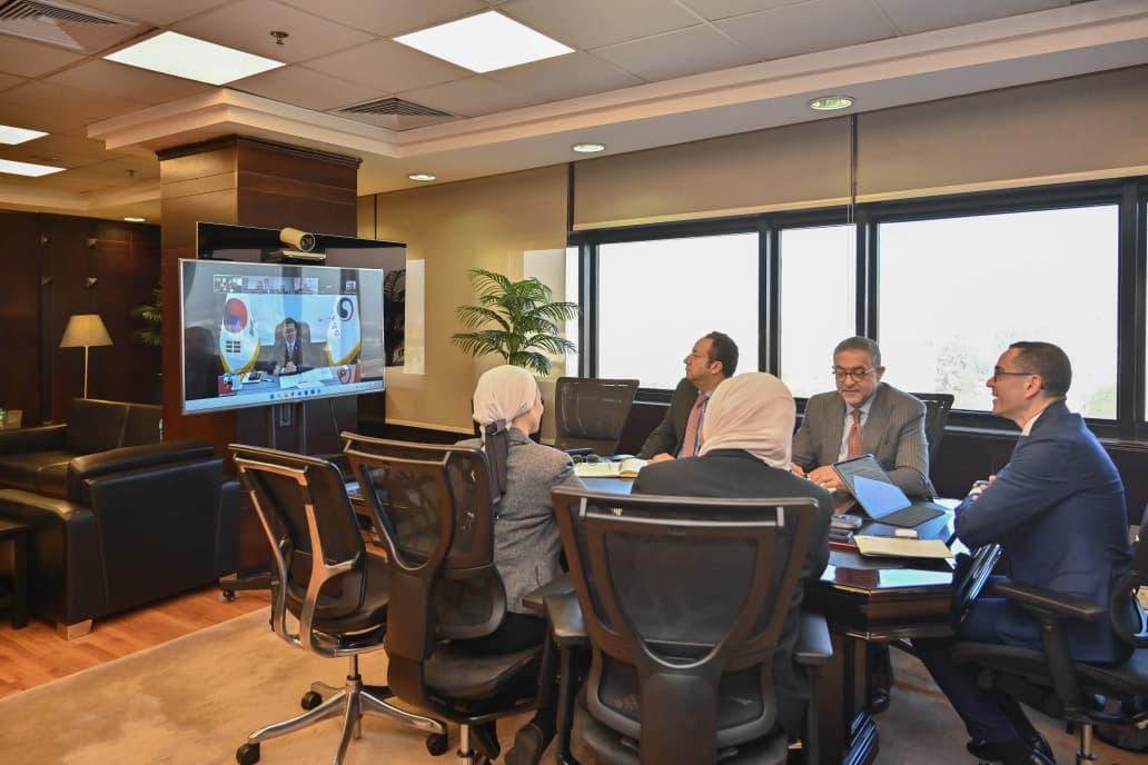 وزير الاستثمار يجتمع مع وزير التجارة والصناعة الكوري