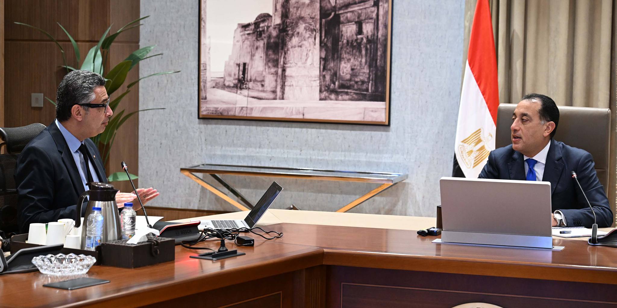 رئيس الوزراء يجتمع مع وزير التموين