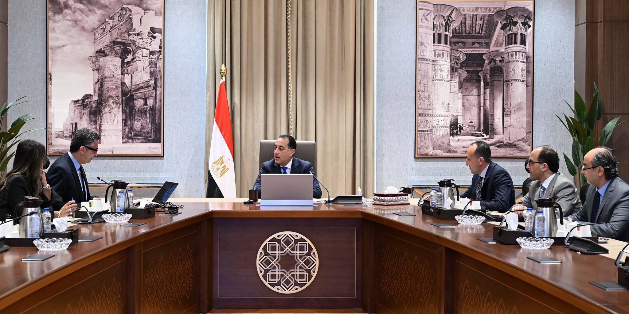 رئيس الوزراء يجتمع مع وزير التموين