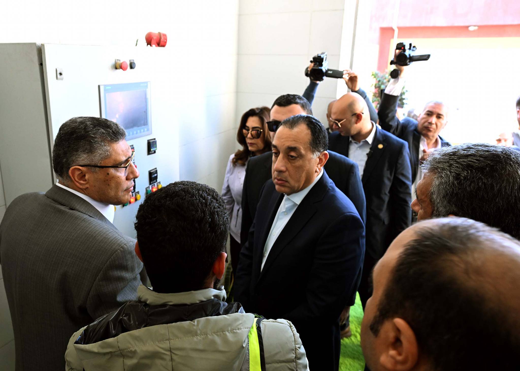 رئيس الوزراء يتفقد محطة رفع الفهميين للصرف الصحي