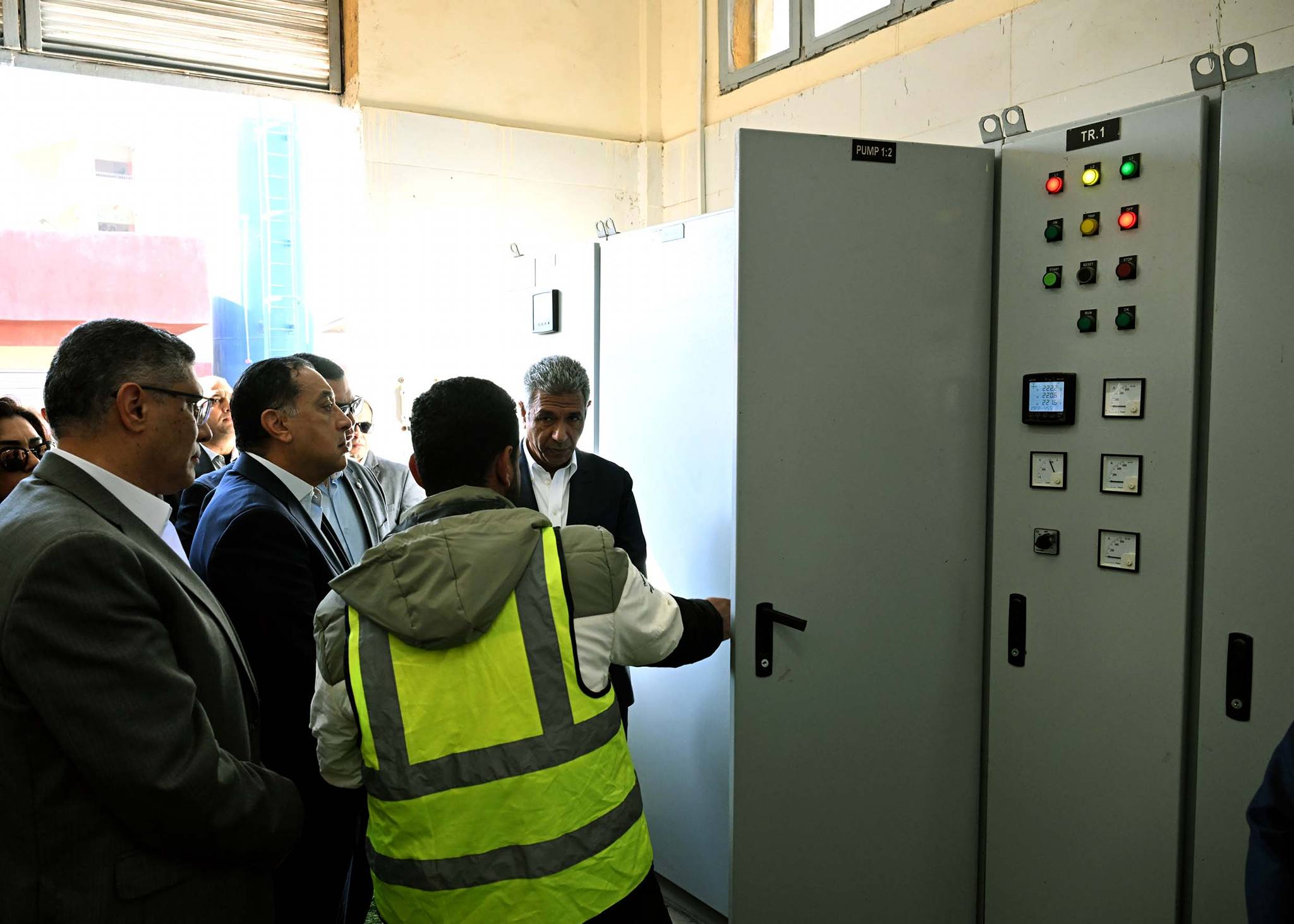 رئيس الوزراء يتفقد محطة رفع الفهميين للصرف الصحي