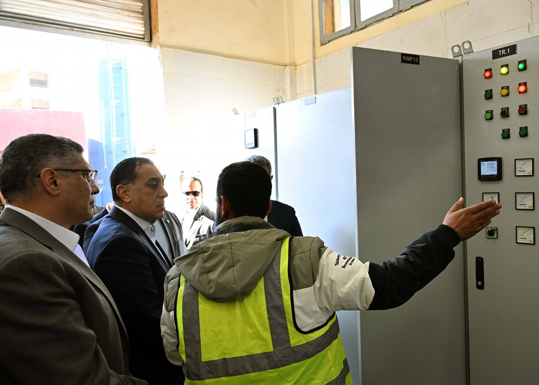 رئيس الوزراء يتفقد محطة رفع الفهميين للصرف الصحي