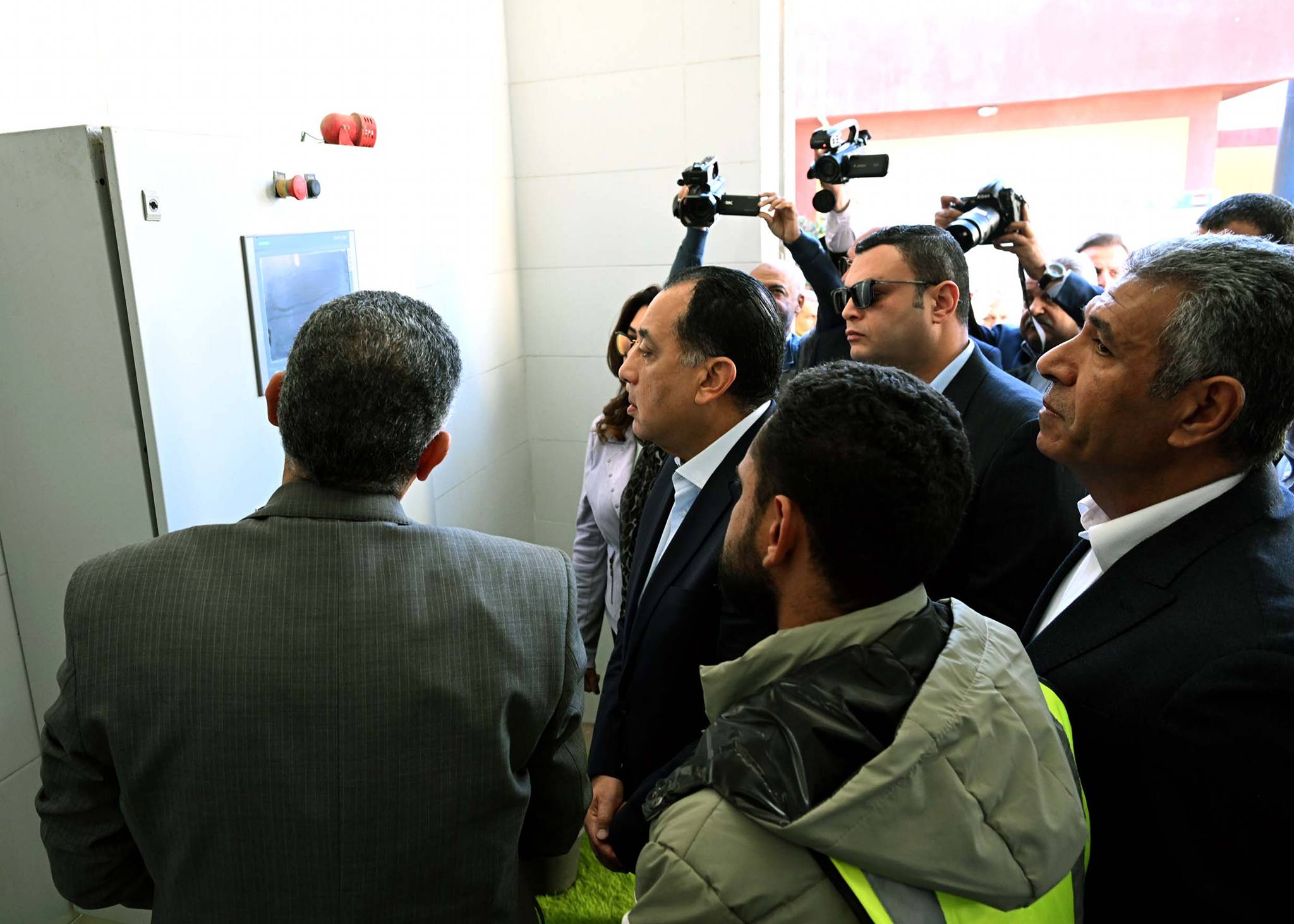 رئيس الوزراء يتفقد محطة رفع الفهميين للصرف الصحي