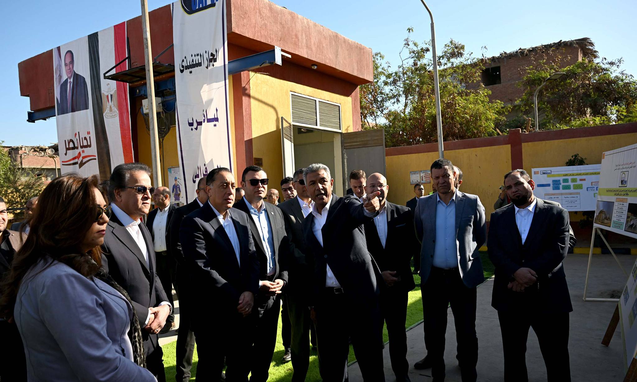 رئيس الوزراء يتفقد محطة رفع الفهميين للصرف الصحي