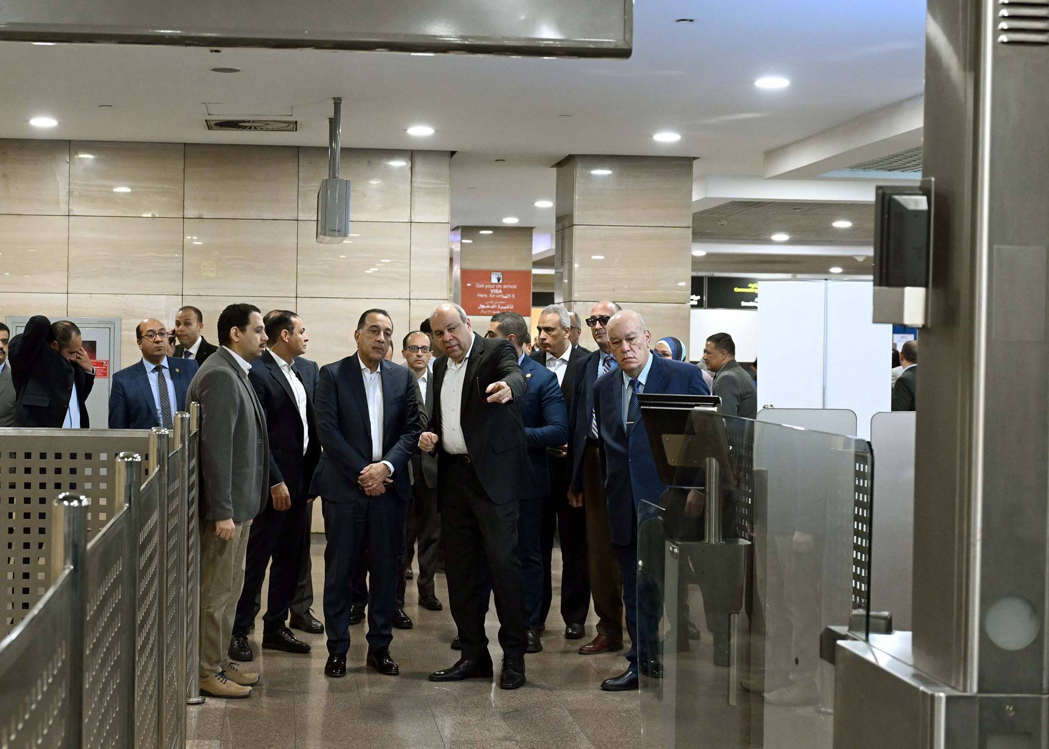 جولة تفقدية لرئيس الوزراء بمطار القاهرة الدولي