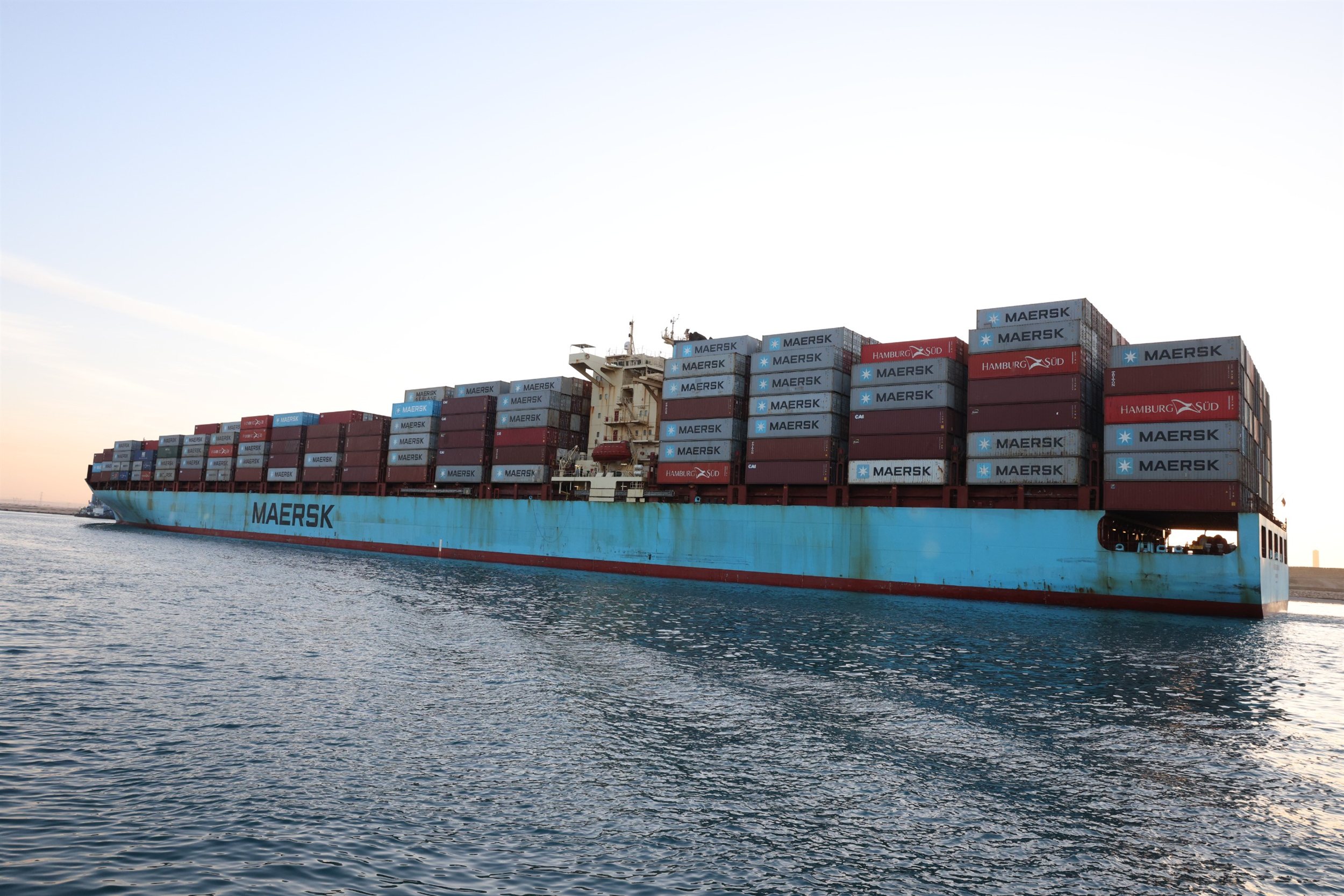 عبور سفينة الحاويات العملاقة CMA CGM JACQUES SAADE عبر قناة السويس