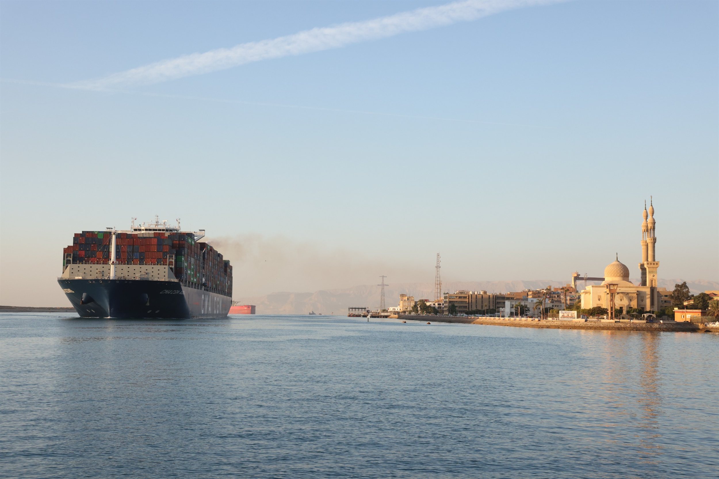 عبور سفينة الحاويات العملاقة CMA CGM JACQUES SAADE عبر قناة السويس