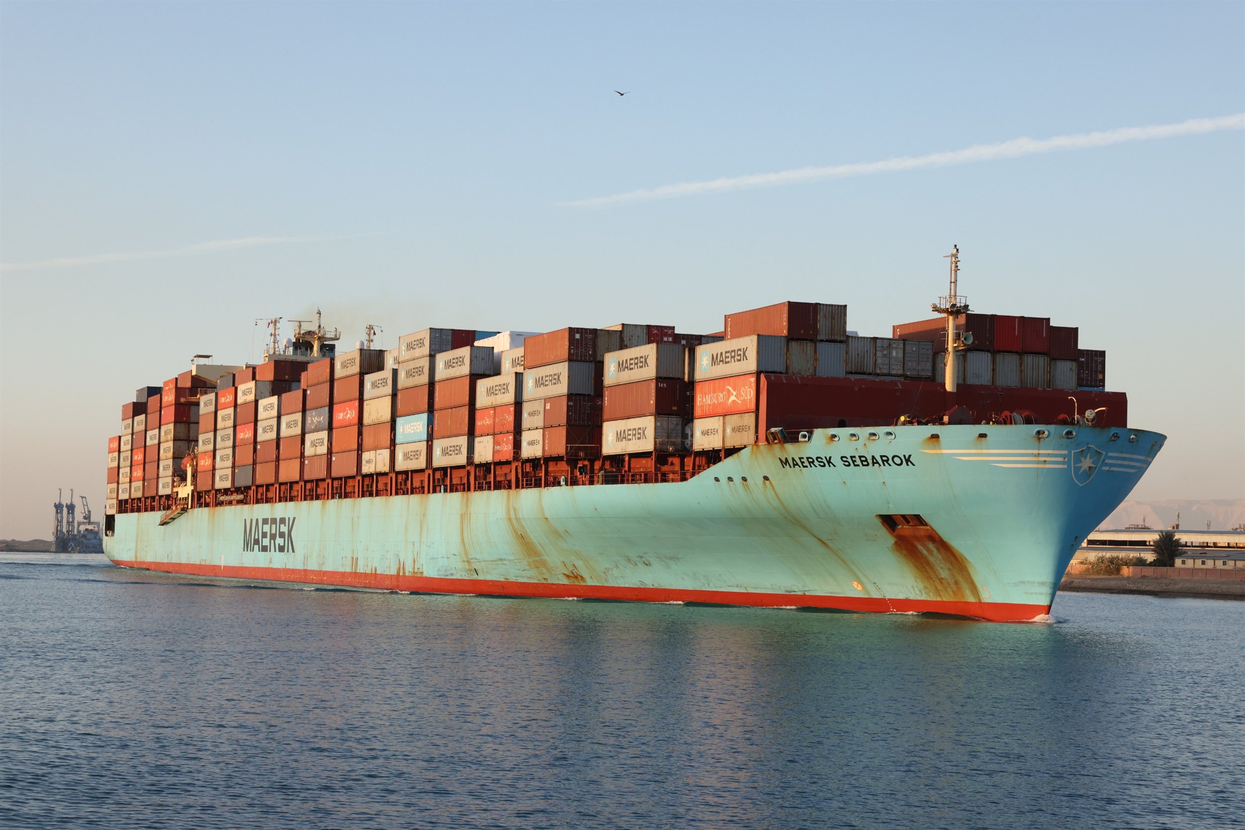 عبور سفينة الحاويات العملاقة CMA CGM JACQUES SAADE عبر قناة السويس