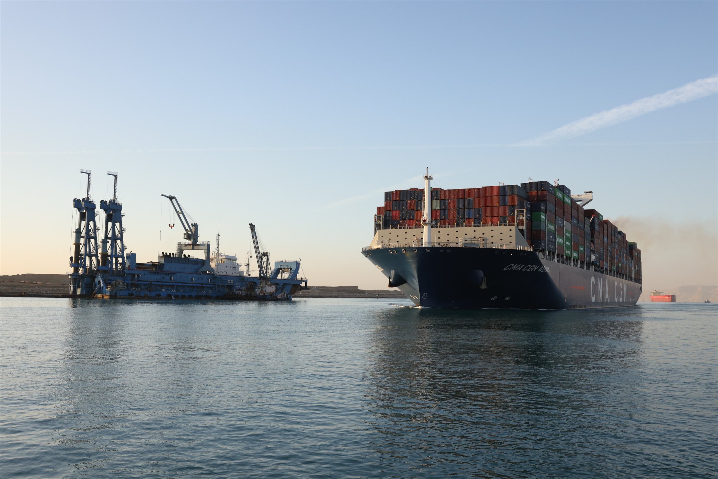 عبور سفينة الحاويات العملاقة CMA CGM JACQUES SAADE عبر قناة السويس