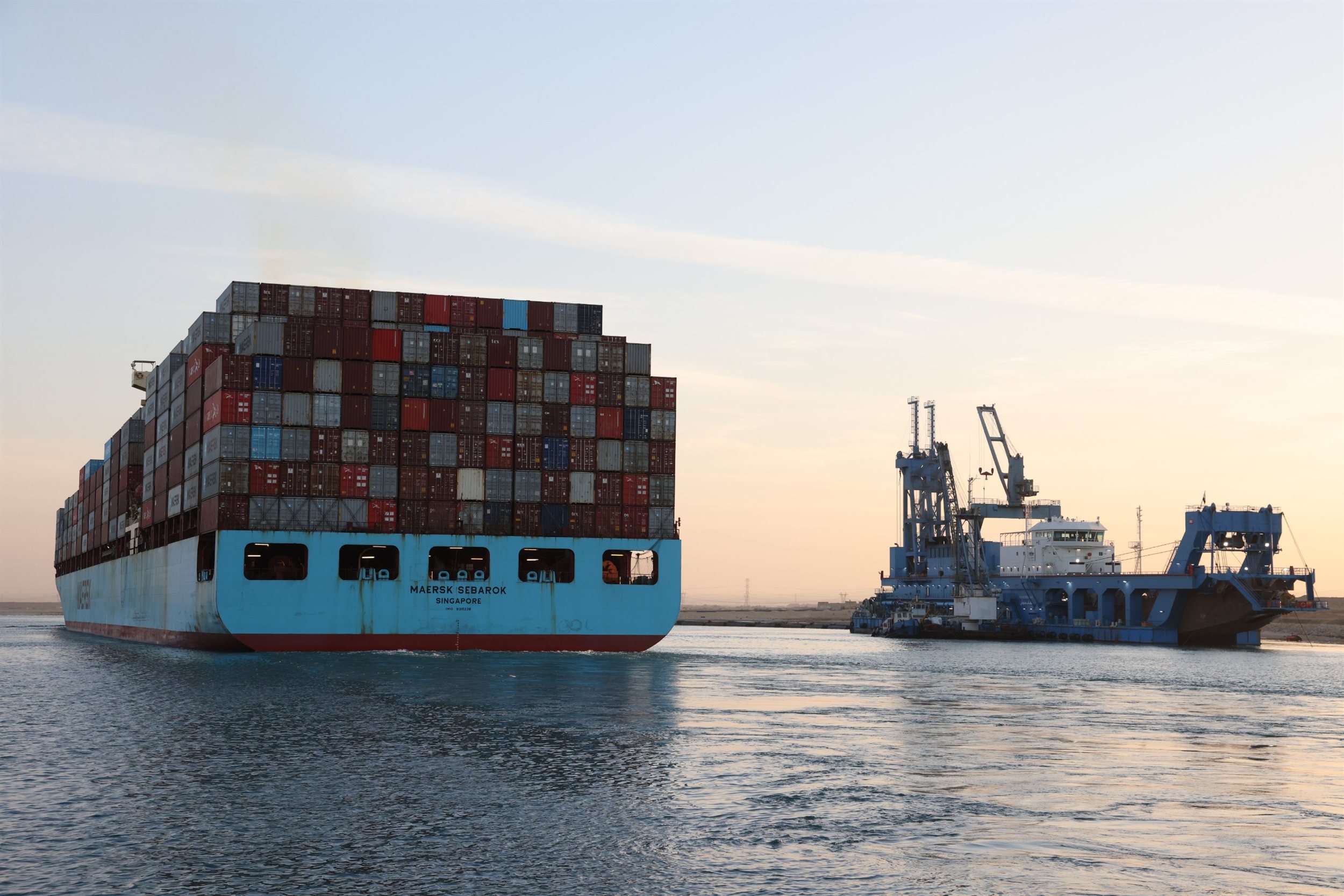 عبور سفينة الحاويات العملاقة CMA CGM JACQUES SAADE عبر قناة السويس