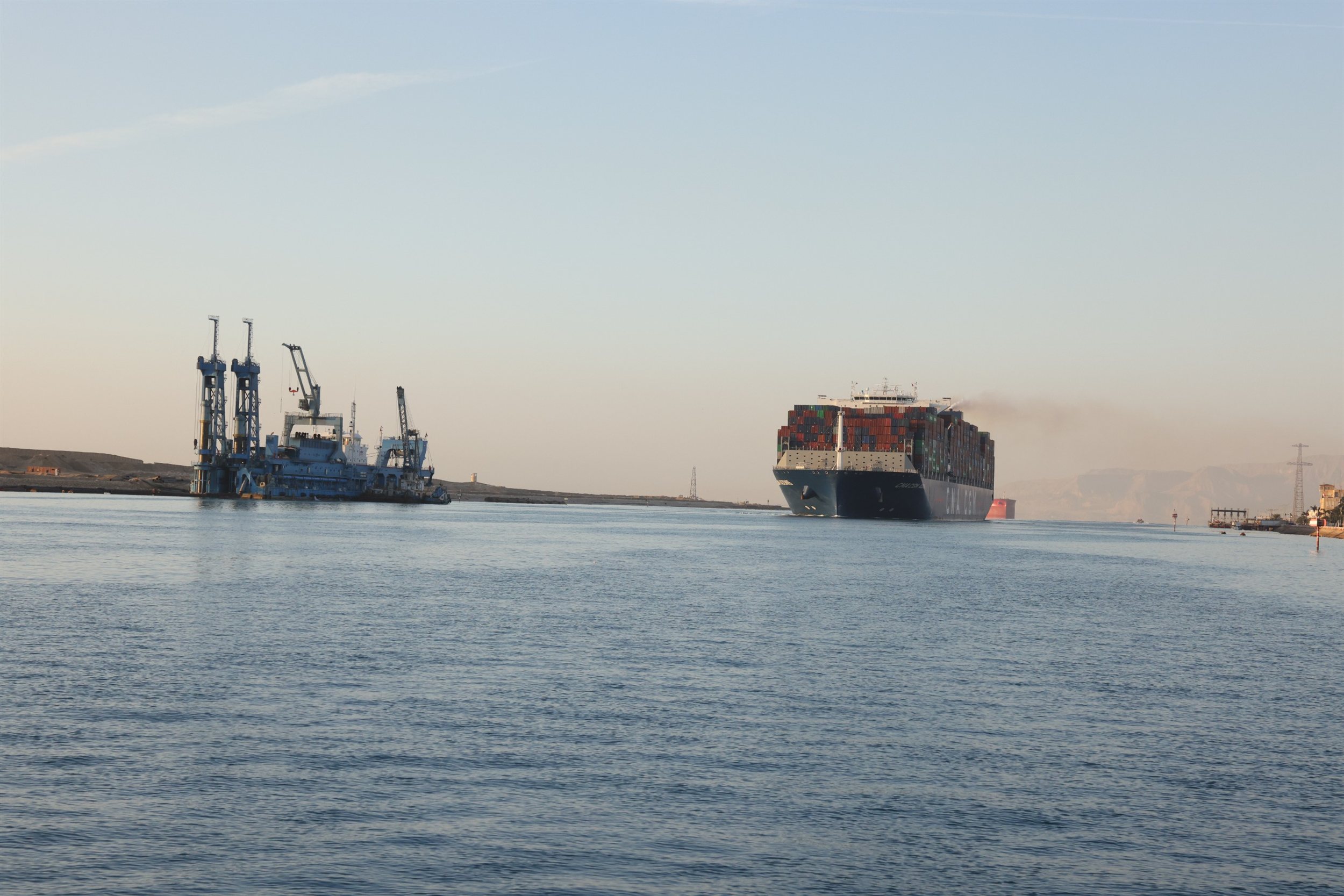 عبور سفينة الحاويات العملاقة CMA CGM JACQUES SAADE عبر قناة السويس