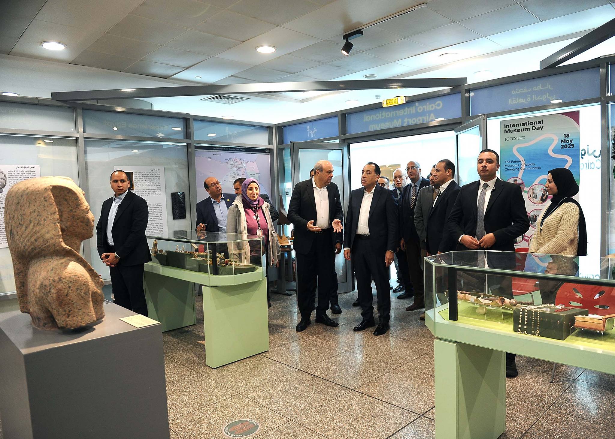 جولة تفقدية لرئيس الوزراء بمطار القاهرة الدولي