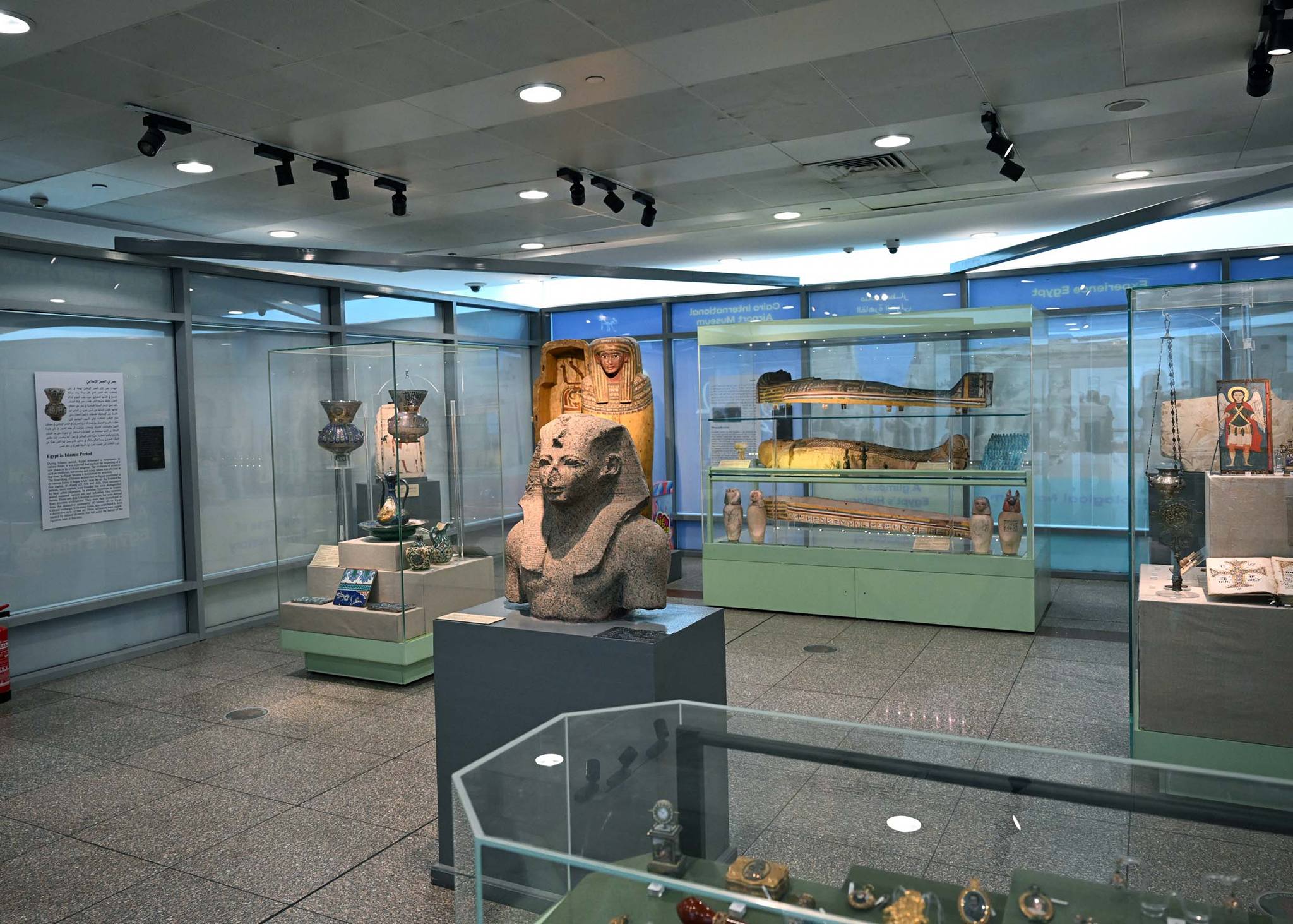 جولة تفقدية لرئيس الوزراء بمطار القاهرة الدولي