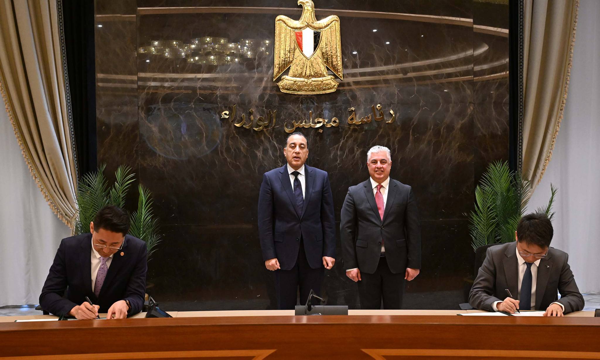 رئيس الوزراء يشهد مراسم توقيع 3 عقود مشروعات صناعية