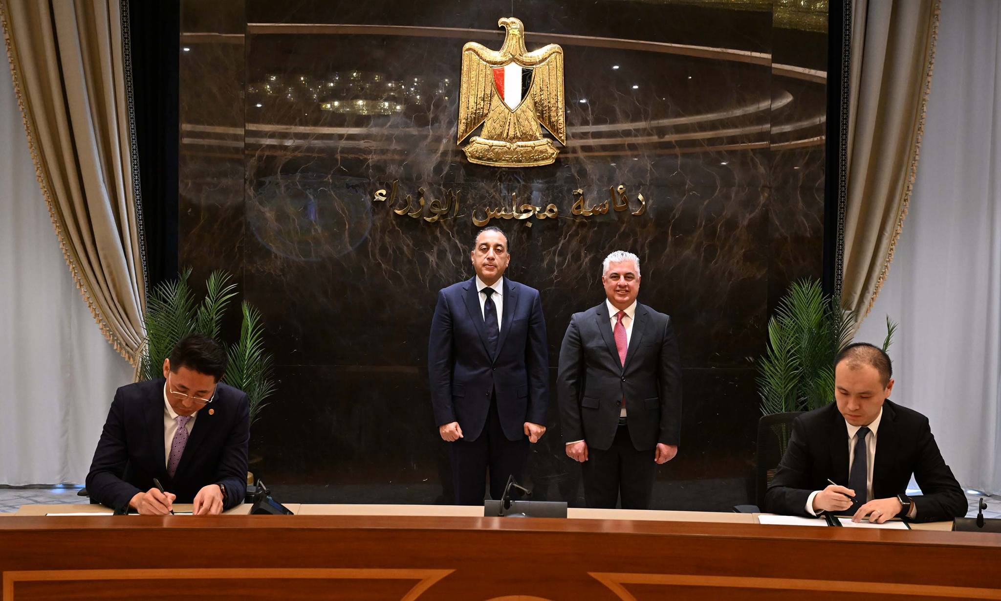 رئيس الوزراء يشهد مراسم توقيع 3 عقود مشروعات صناعية