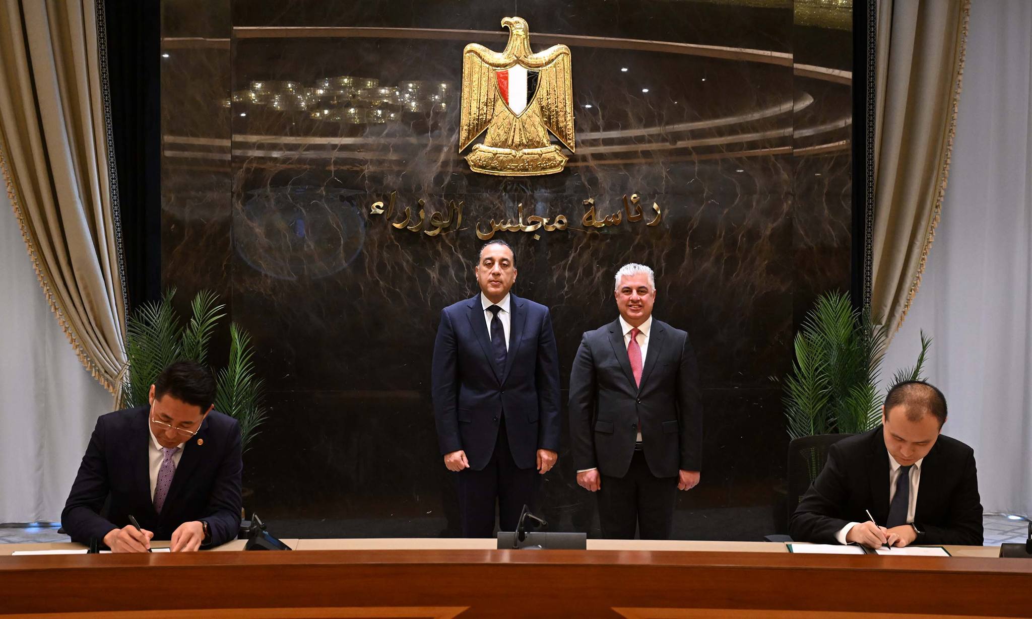 رئيس الوزراء يشهد مراسم توقيع 3 عقود مشروعات صناعية