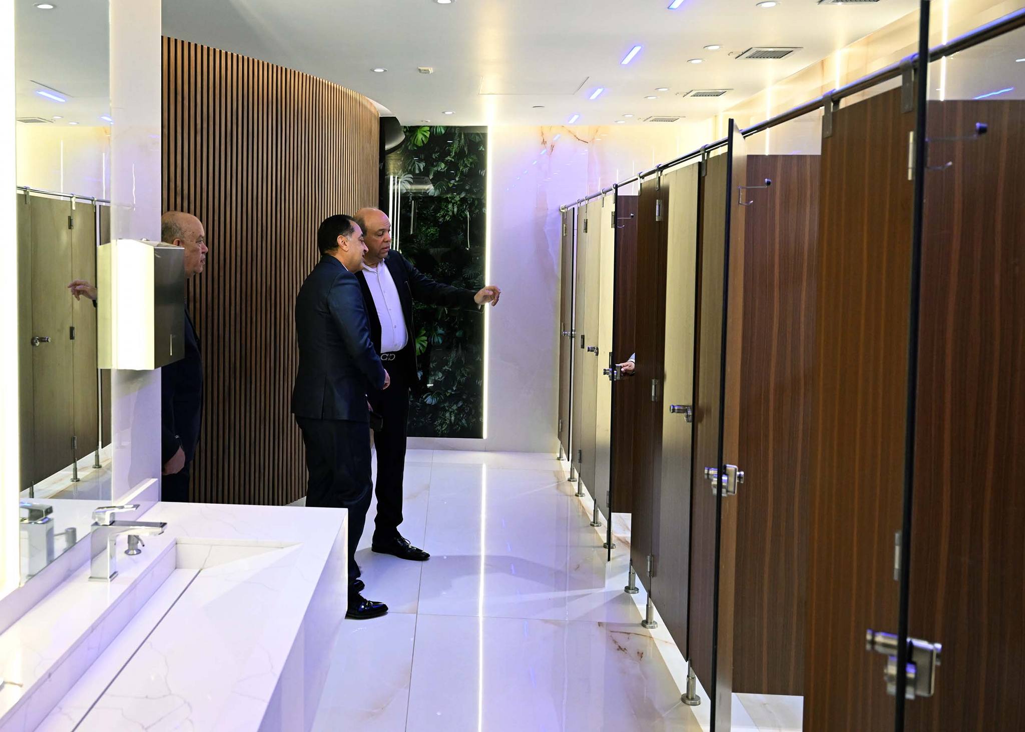 جولة تفقدية لرئيس الوزراء بمطار القاهرة الدولي