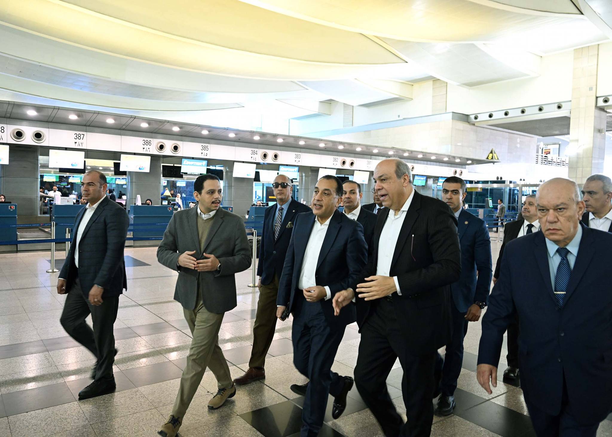 جولة تفقدية لرئيس الوزراء بمطار القاهرة الدولي