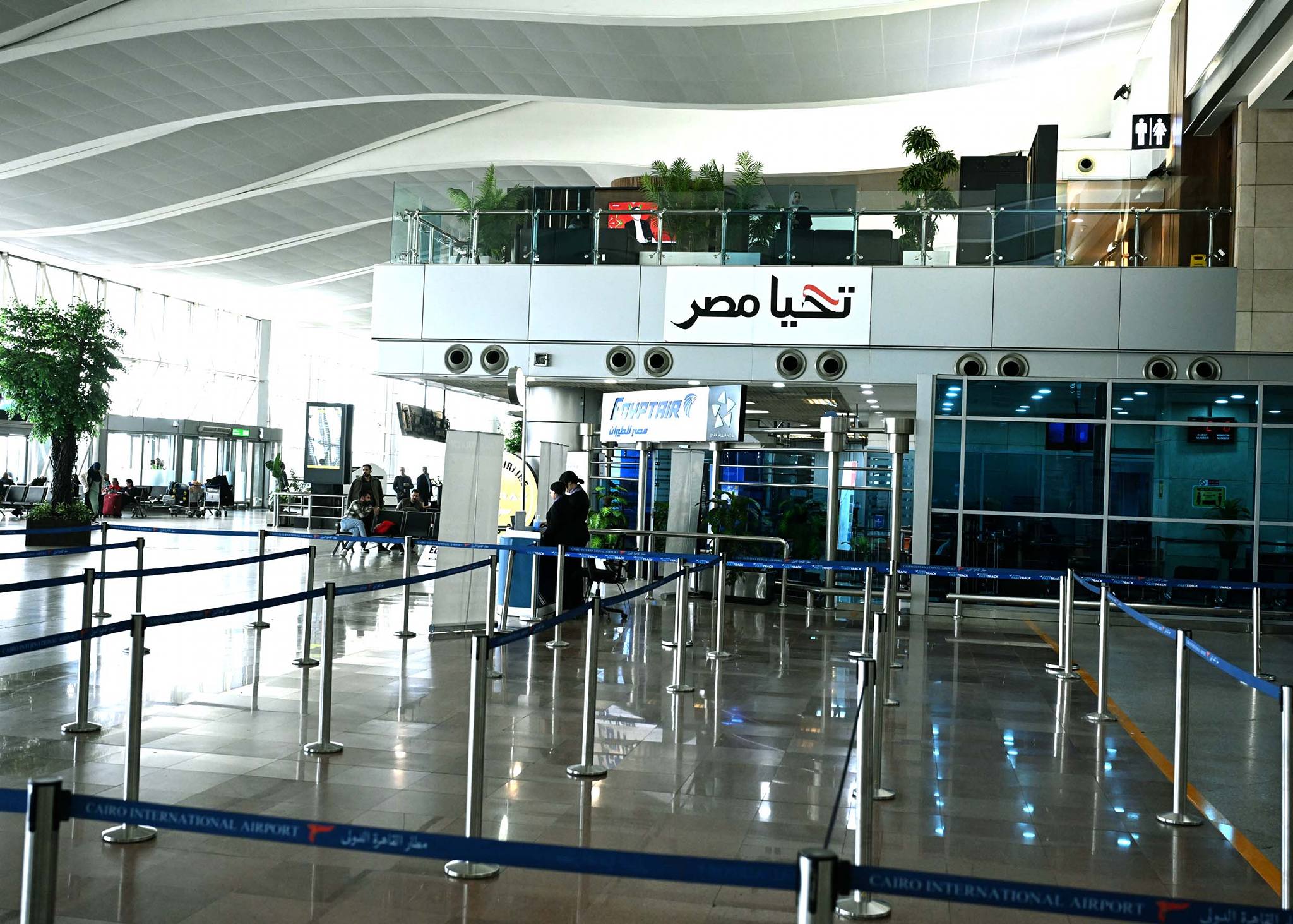 جولة تفقدية لرئيس الوزراء بمطار القاهرة الدولي