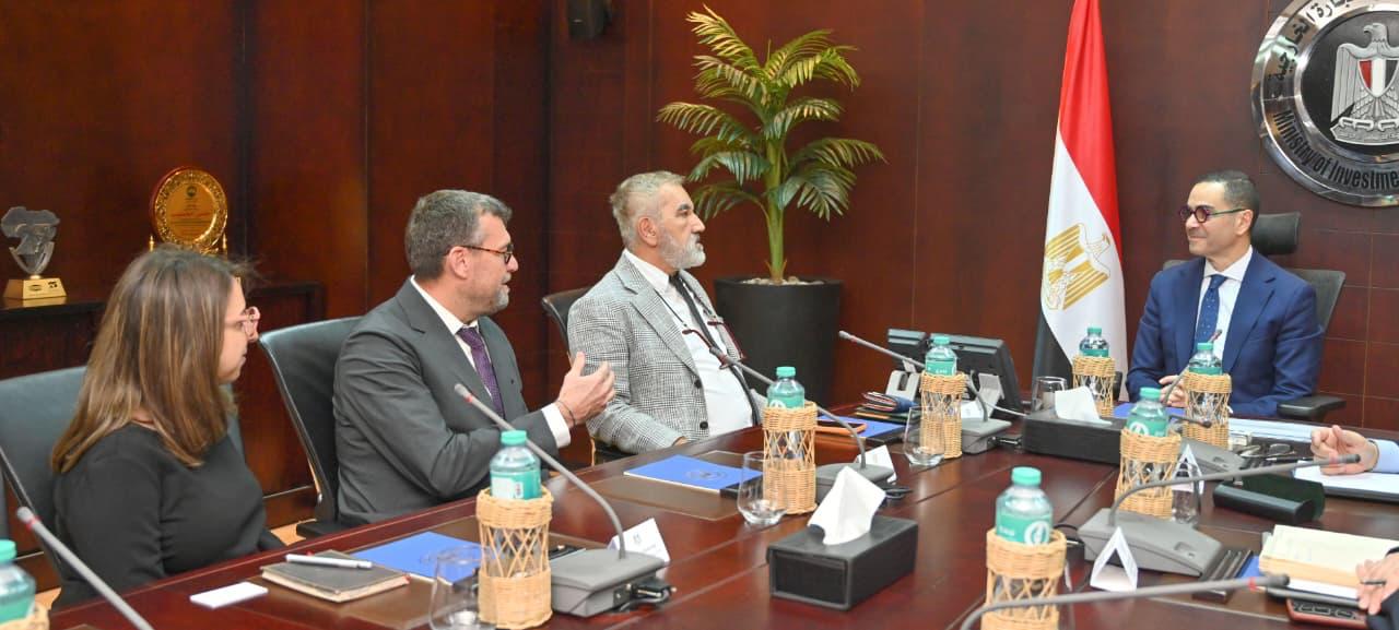 وزير الاستثمار يلتقي مسؤولي شركة Bonny socks التركية