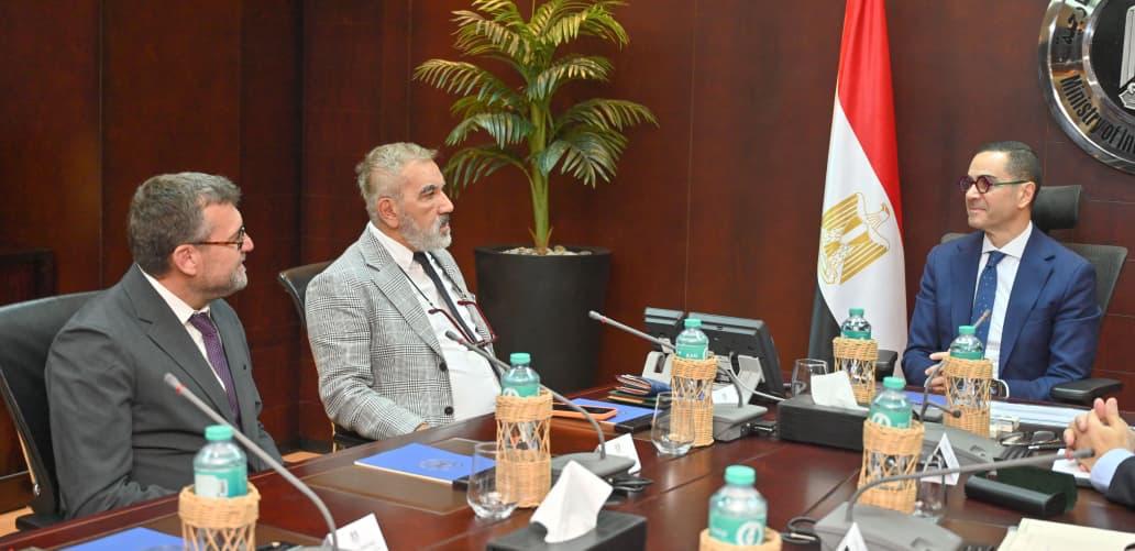 وزير الاستثمار يلتقي مسؤولي شركة Bonny socks التركية