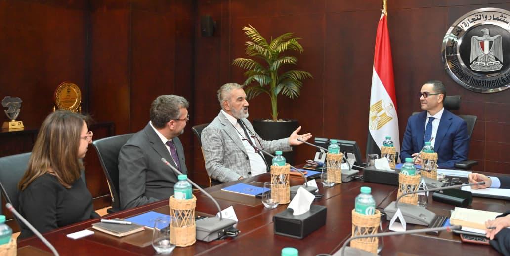 وزير الاستثمار يلتقي مسؤولي شركة Bonny socks التركية