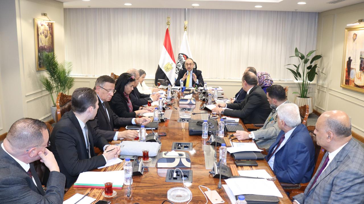 وزير قطاع الأعمال يتابع مستجدات مشروع تطوير صناعة الغزل والنسيج