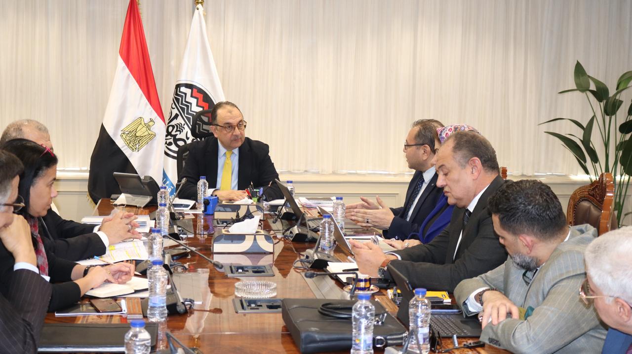 وزير قطاع الأعمال يتابع مستجدات مشروع تطوير صناعة الغزل والنسيج