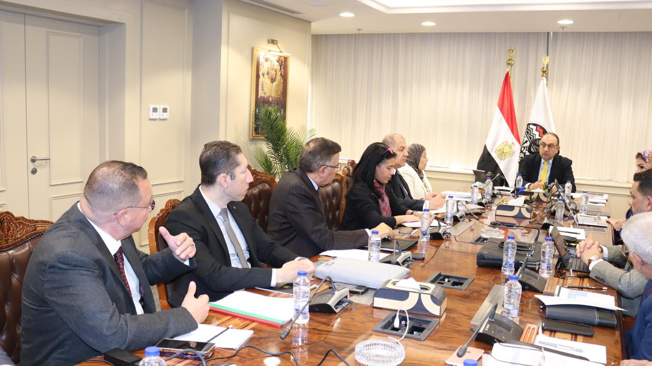 وزير قطاع الأعمال يتابع مستجدات مشروع تطوير صناعة الغزل والنسيج